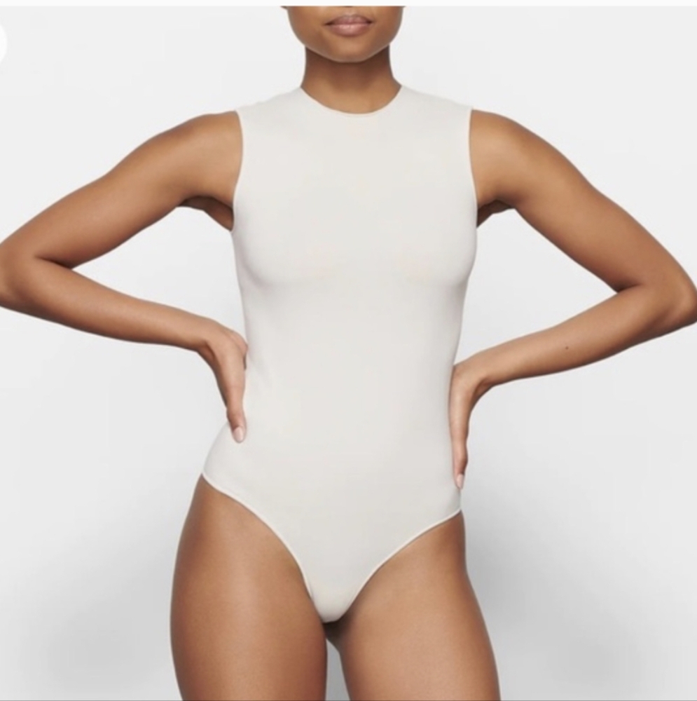 SKIMS Essential Crew Neck Sleeveless Bodysuit Size 2X/3X Color- Stone